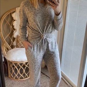 Subtile Sage leopard lounge set